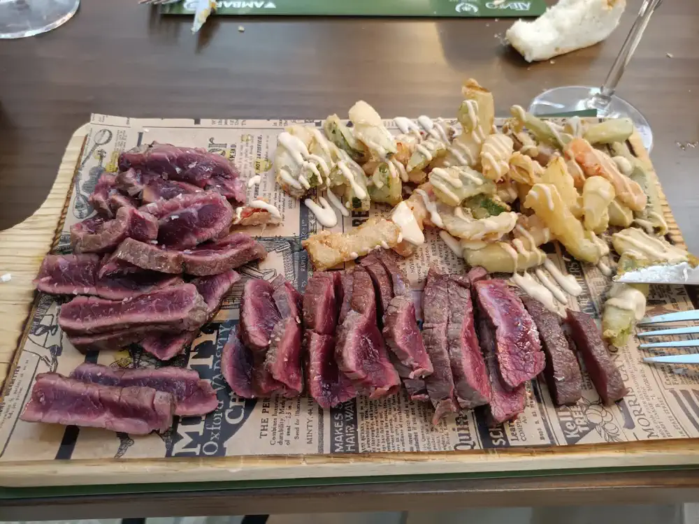 Tabla de carnes y tempura en Ateneo Barra Bar, Onda