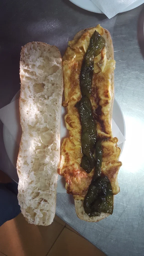 Bocadillo de huevo con pimiento en Bar Avenida del Mar, Onda
