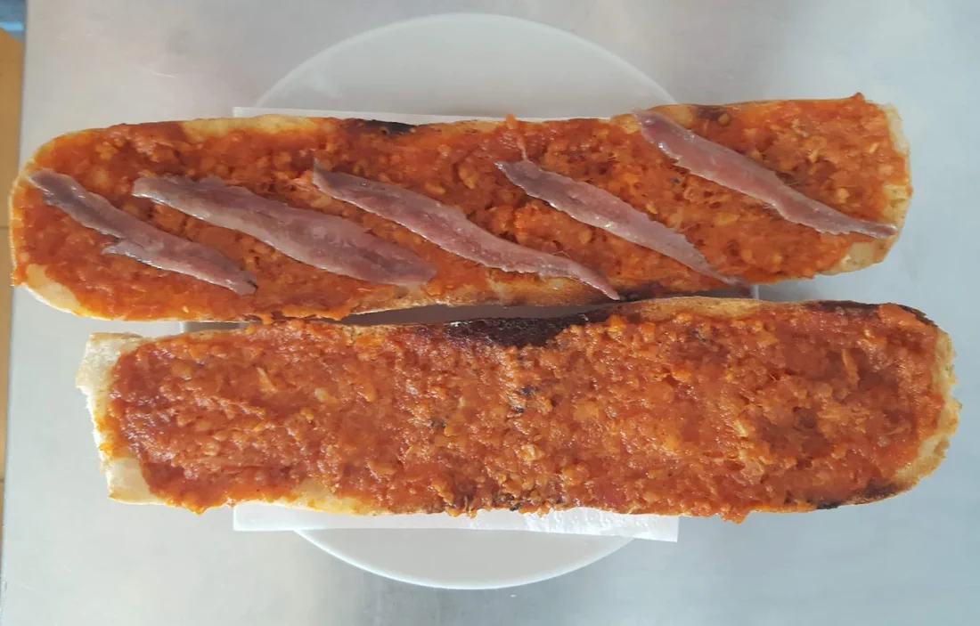 Bocadillo de jamón con tomate en Bar Avenida del Mar, Onda