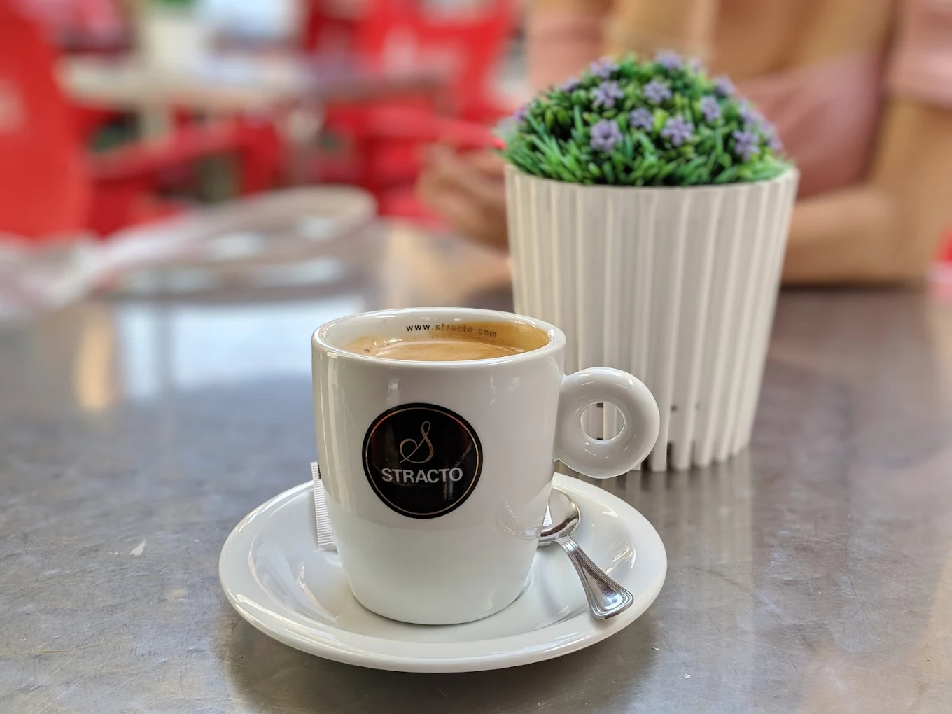 Café expreso servido en taza blanca