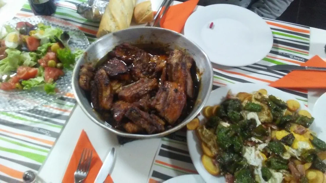 Costillas a la brasa con ensalada y patatas salteadas