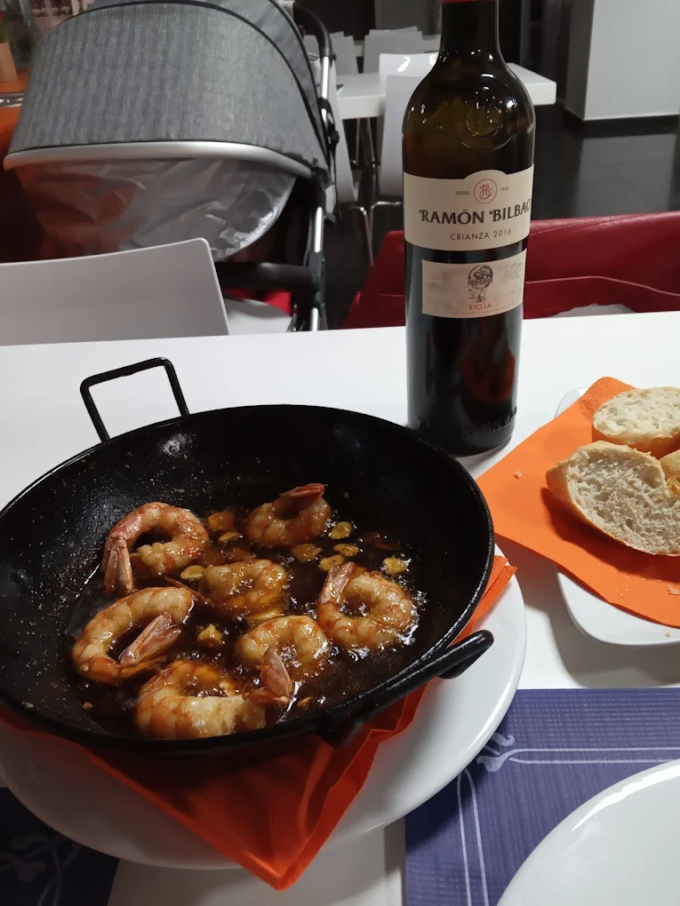 Gambas al ajillo en sartén con vino tinto
