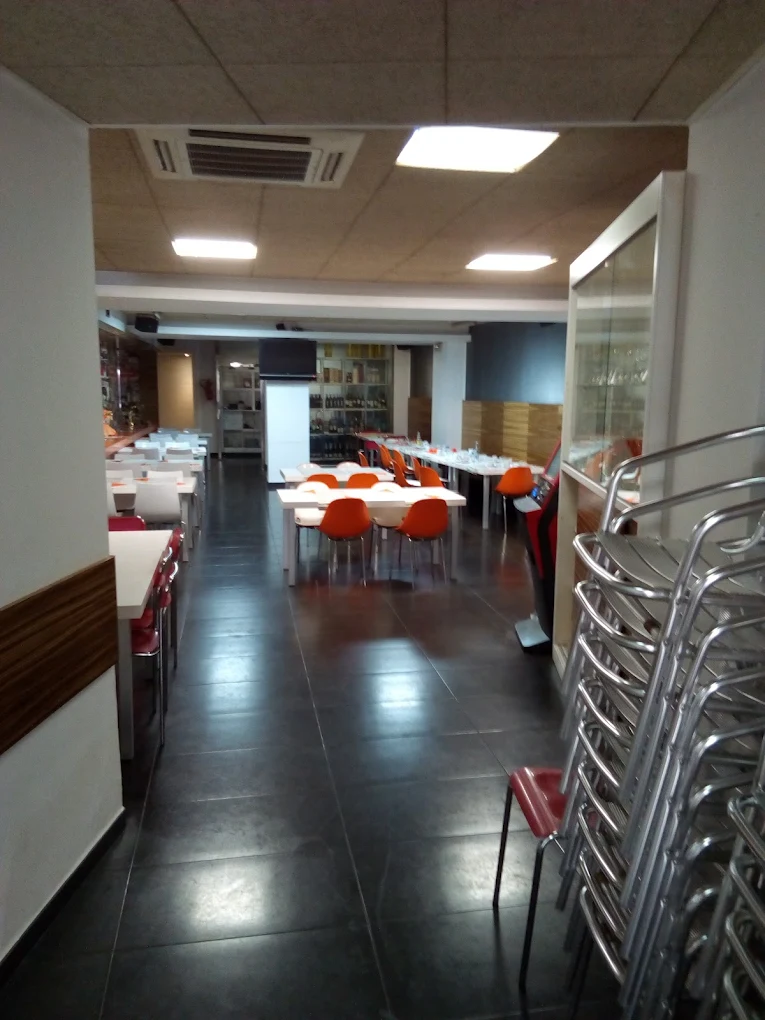 Salón comedor de Bolera Contrastes con sillas naranjas
