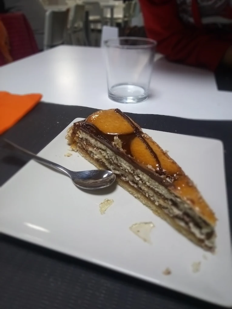 Tarta de postre con melocotón y caramelo