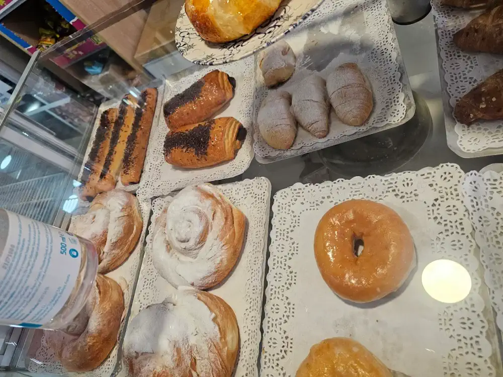 Mostrador de bollería artesanal en Munay Café & Pan, Onda