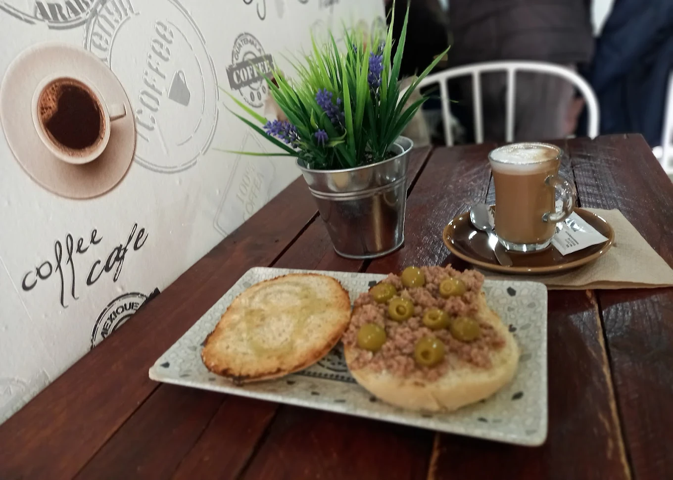 Desayuno con pan casero y café en Munay Café & Pan, Onda