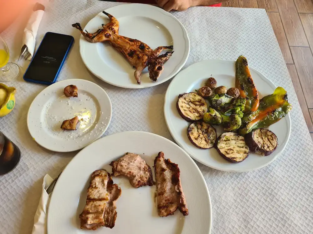 Parrillada de carnes y verduras a la brasa en Bar Restaurante Casa Ana, Onda