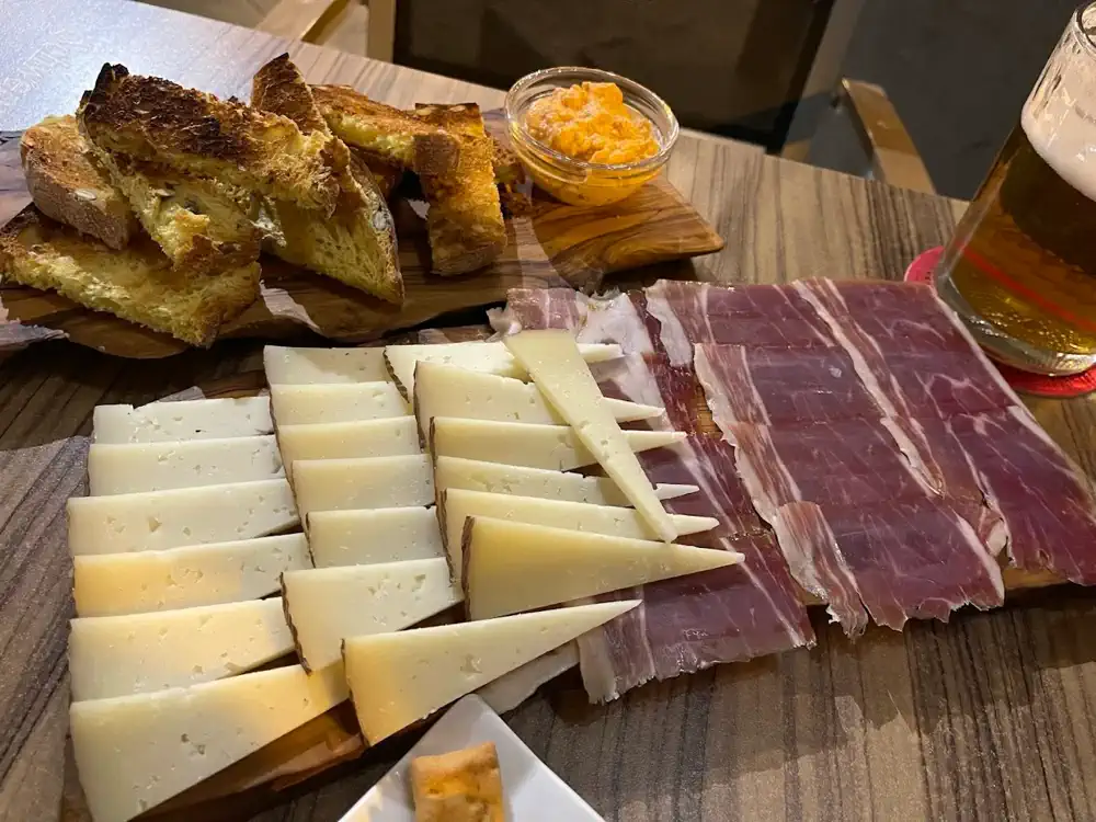 Tabla de quesos y jamón con cerveza