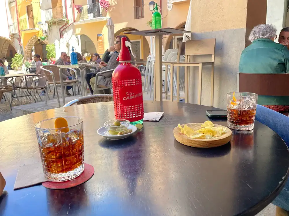 Vermut en la terraza de la plaza