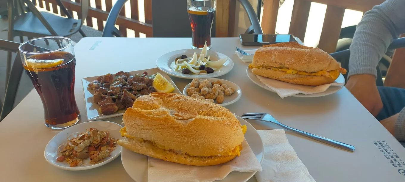 Bocadillos y tapas de barra en el Bar Manzaneda, Onda