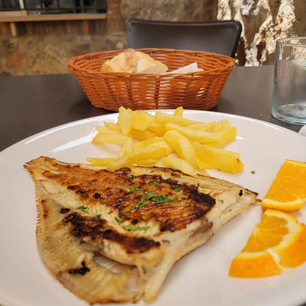 Rape a la plancha con patatas fritas