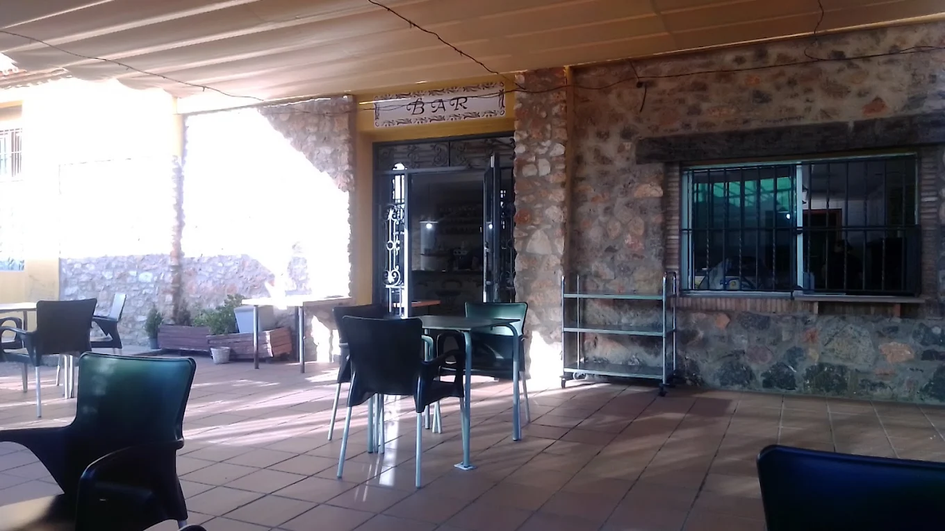 Terraza cubierta con entrada al bar