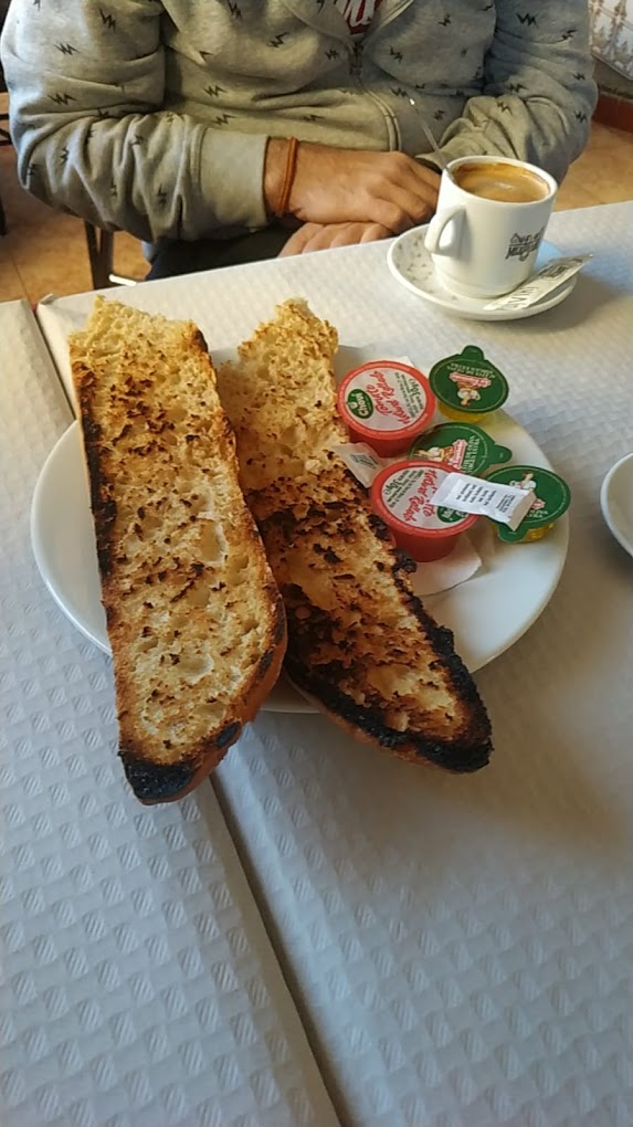 Tostadas con café en Bar Toga