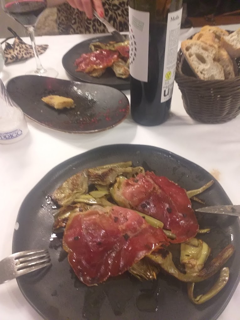 Alcachofas con jamón y vino tinto en Bar Toga