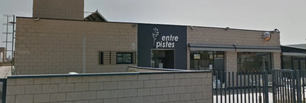 Fachada del complejo Entrepistes en Onda