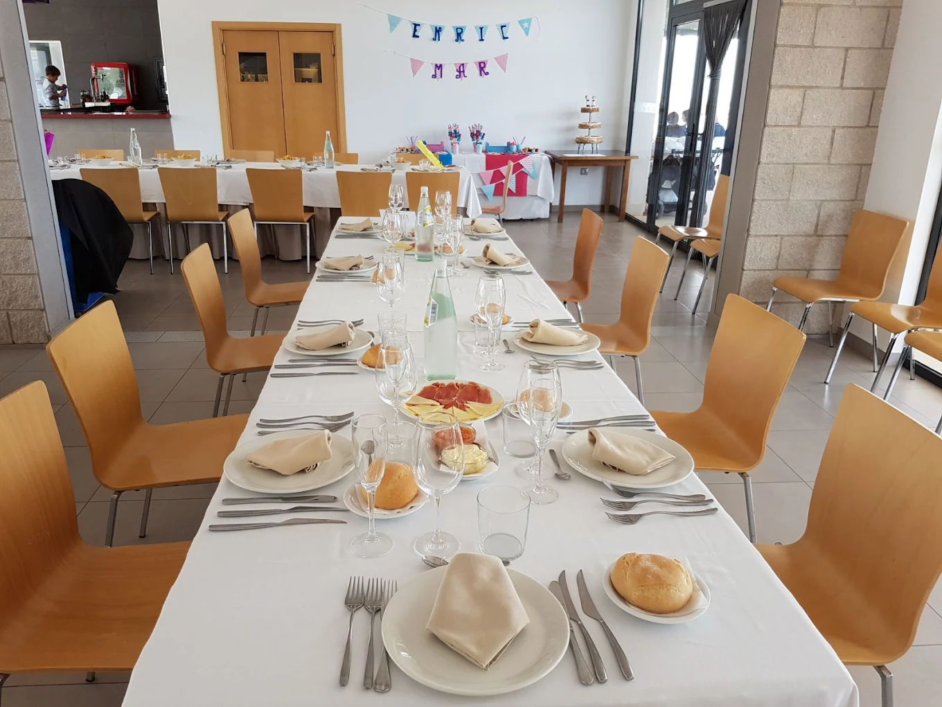 Salón preparado para celebración en Entrepistes