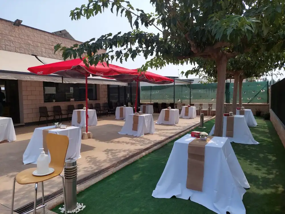 Terraza exterior montada para eventos con sombrillas