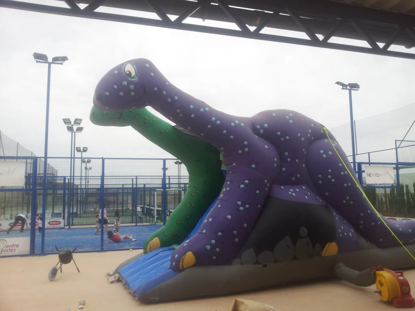 Zona de juegos infantiles y pistas de pádel en Entrepistes