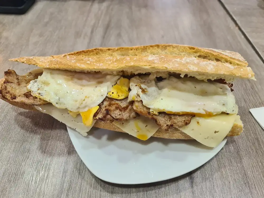 Bocadillo de pollo con queso y huevo