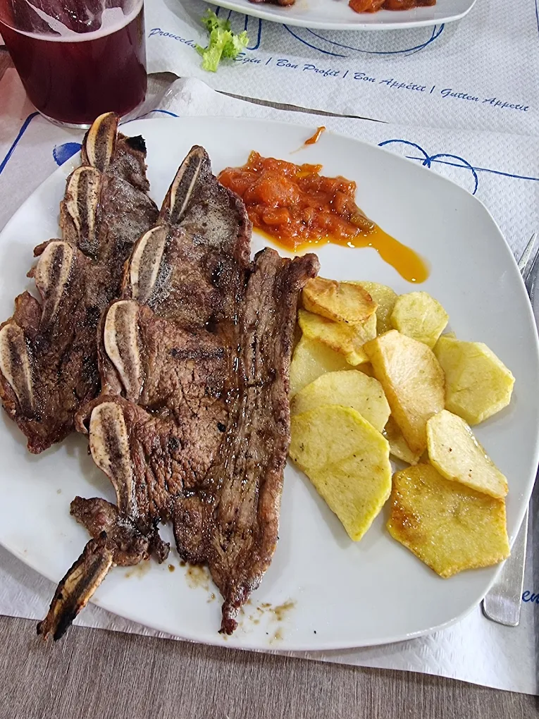 Chuletón a la brasa con patatas