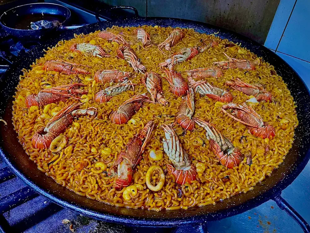 Fideuà de marisco en paellera
