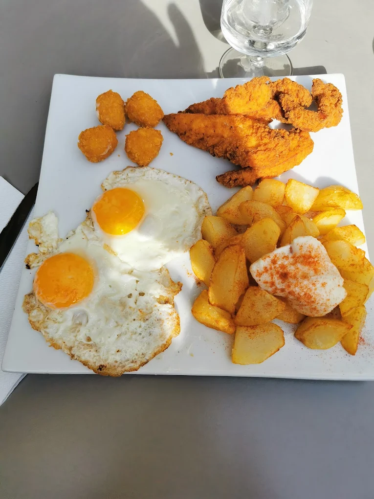 Plato combinado con huevos, patatas y pollo