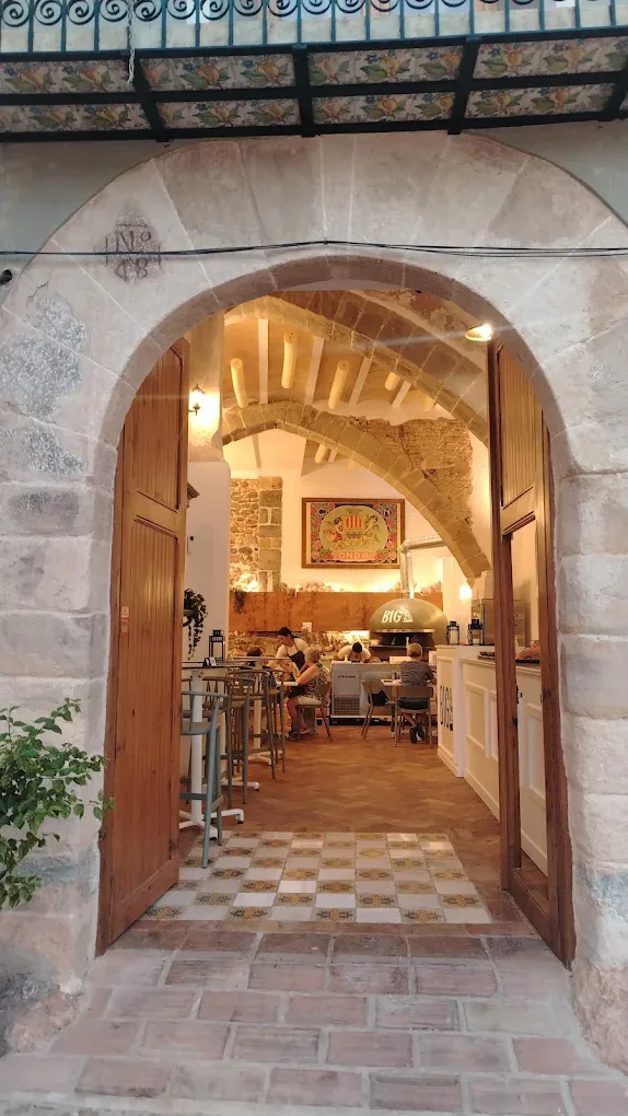 Arco de piedra en la entrada al comedor de BIGA La Vera Pizza, Onda