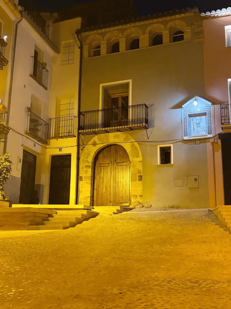 Fachada exterior de BIGA La Vera Pizza de noche, Plaza San Cristóbal, Onda