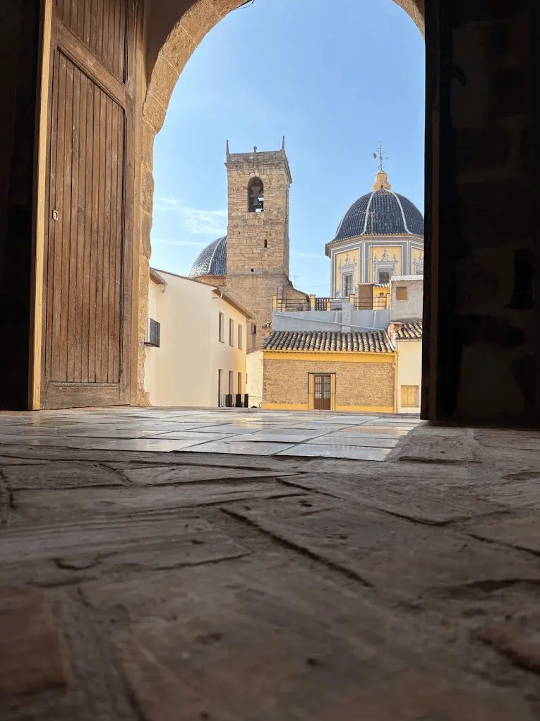 Vistas de la iglesia de Onda enmarcadas por el arco de entrada de BIGA La Vera Pizza