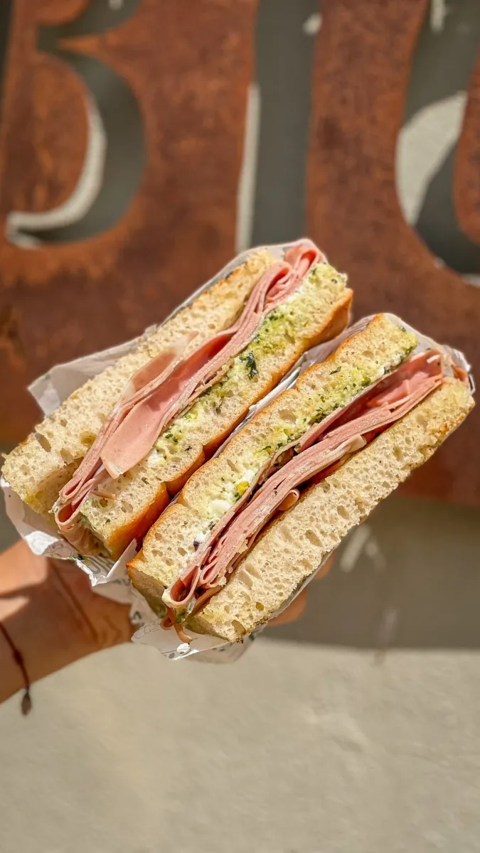 Bocadillo de mortadela, pesto y burrata de BIGA La Vera Pizza, Onda