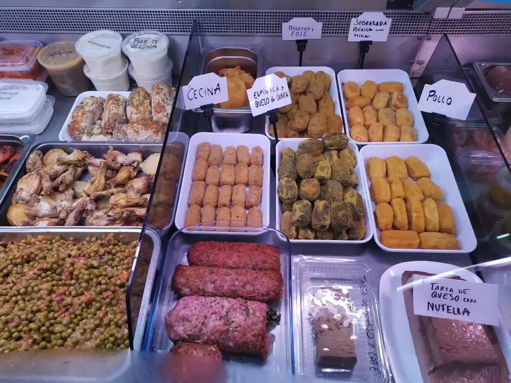 Mostrador con croquetas caseras de cecina, boletus y pollo en Bon Profit