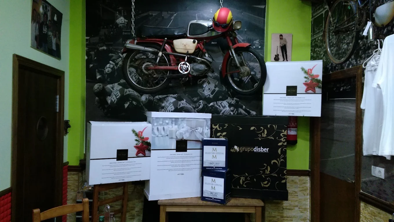 Decoración interior con moto colgada en Ca Joanet