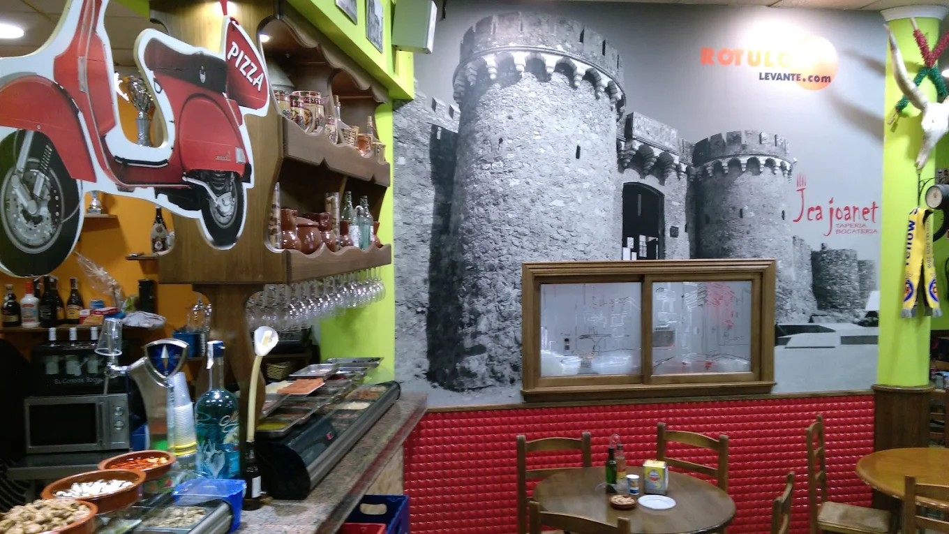 Barra interior con murales del castillo de Onda