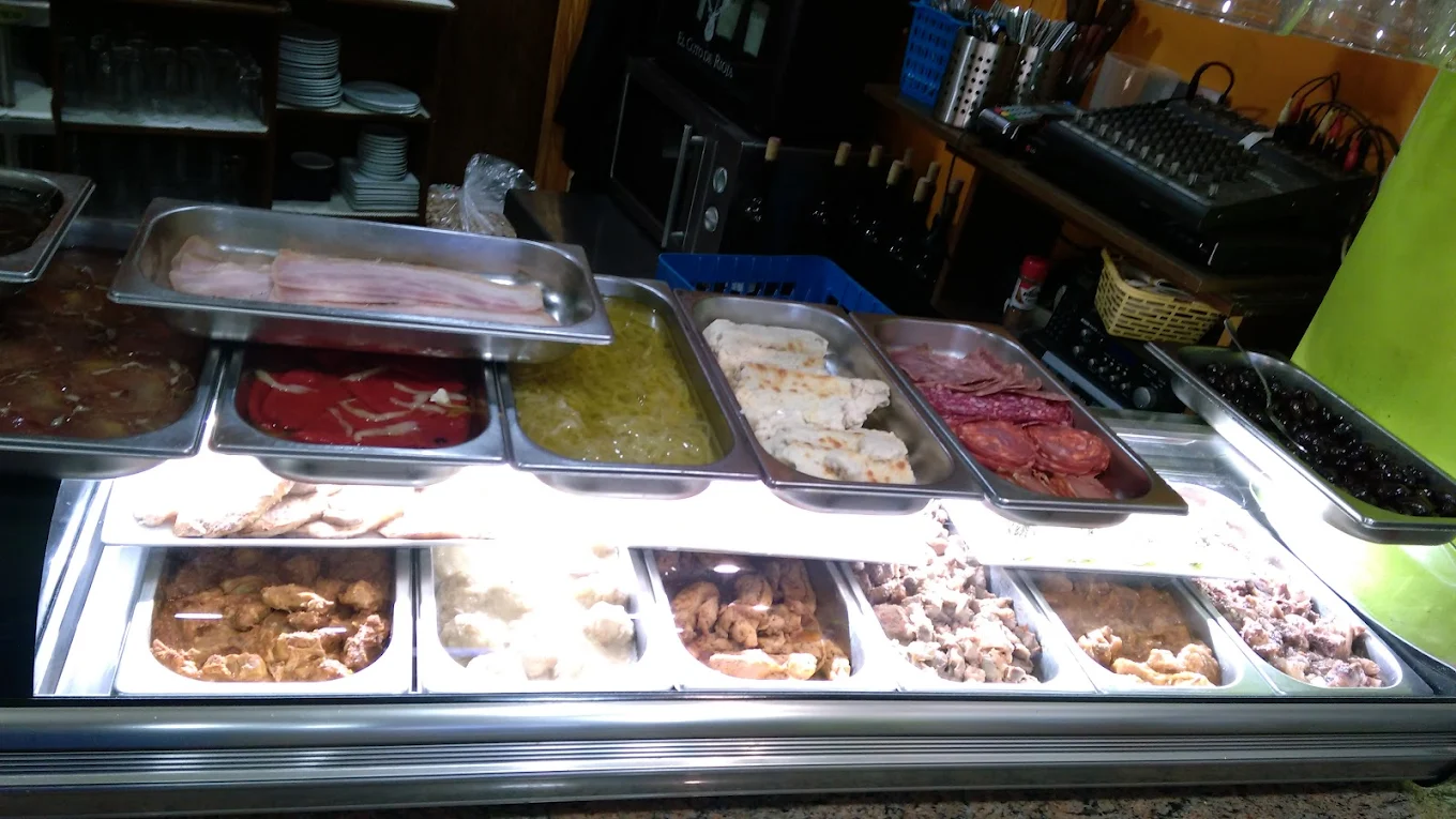 Mostrador de tapas variadas en Ca Joanet