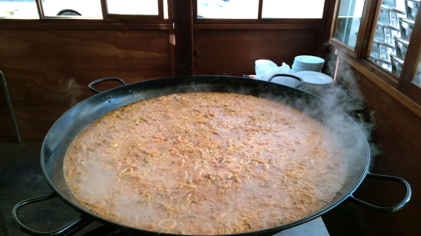 Paella gigante humeando en Ca Joanet Taperia