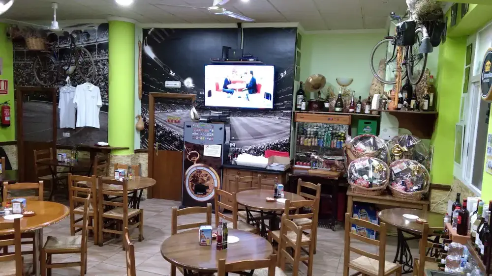 Sala interior de Ca Joanet con trofeos y decoración