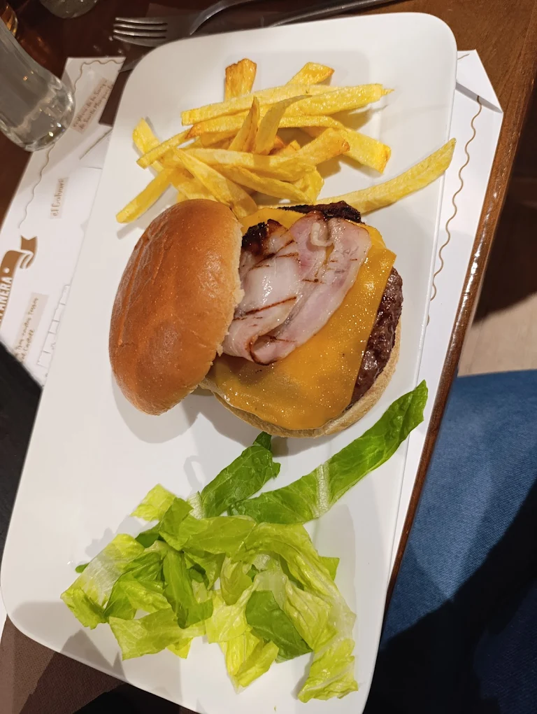 Hamburguesa artesana con bacon y patatas fritas