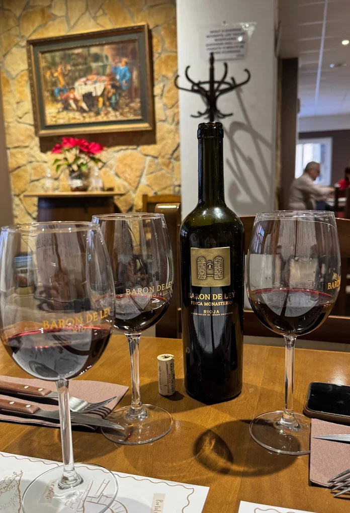 Sala interior con vino Barón de Ley Rioja