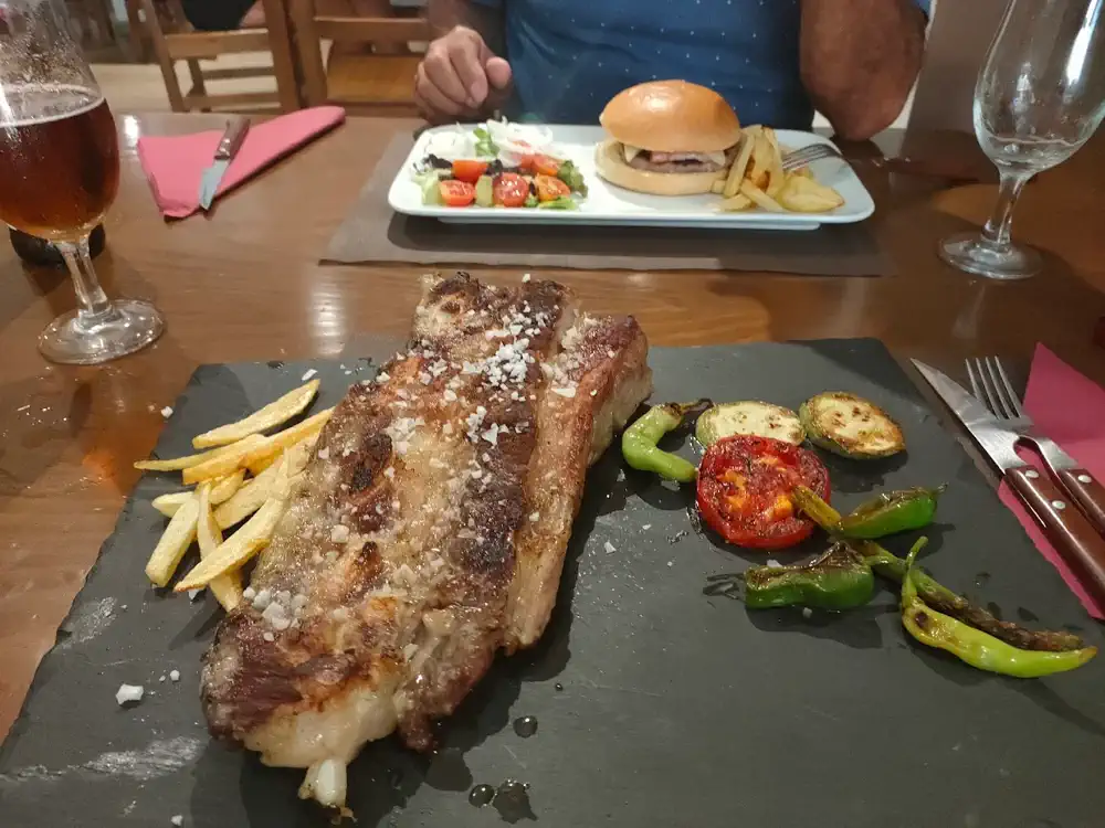 Secreto a la brasa en pizarra