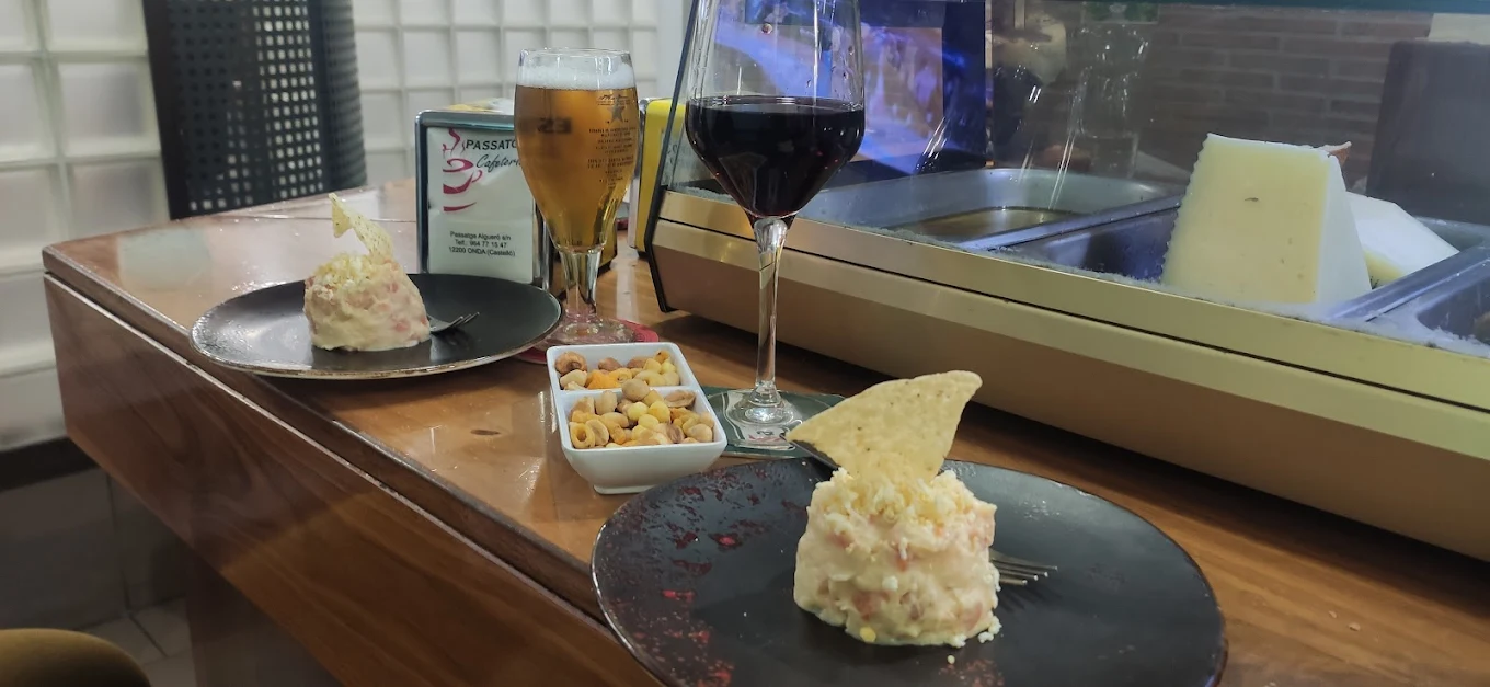 Ensaladilla y vino en la barra del Passatge