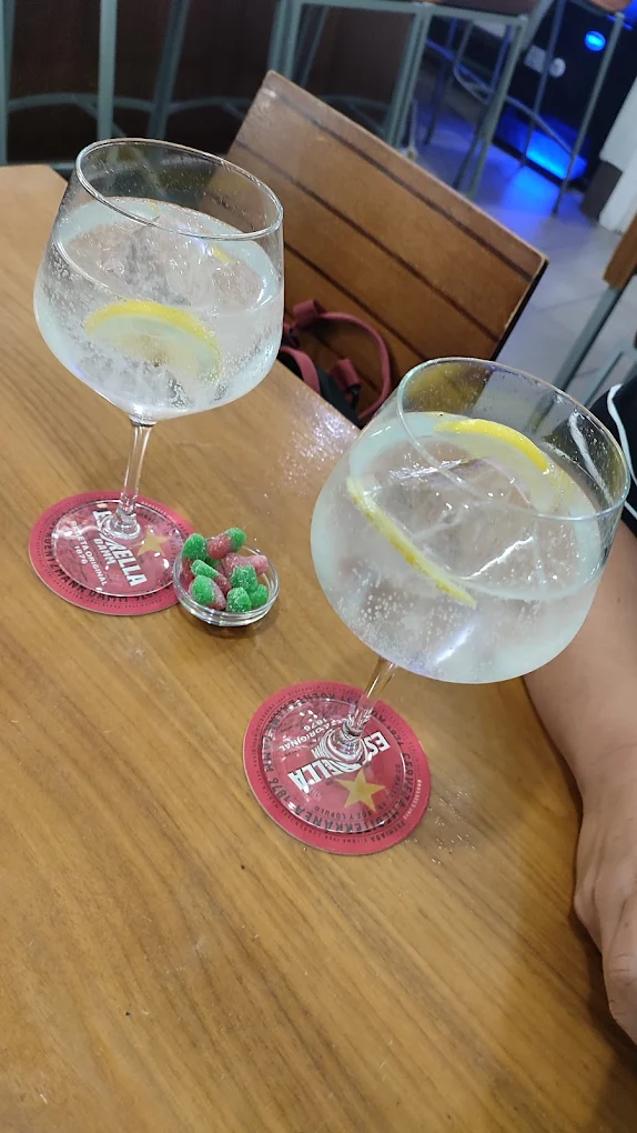 Gin-tonics con limón en el Café Bar Passatge