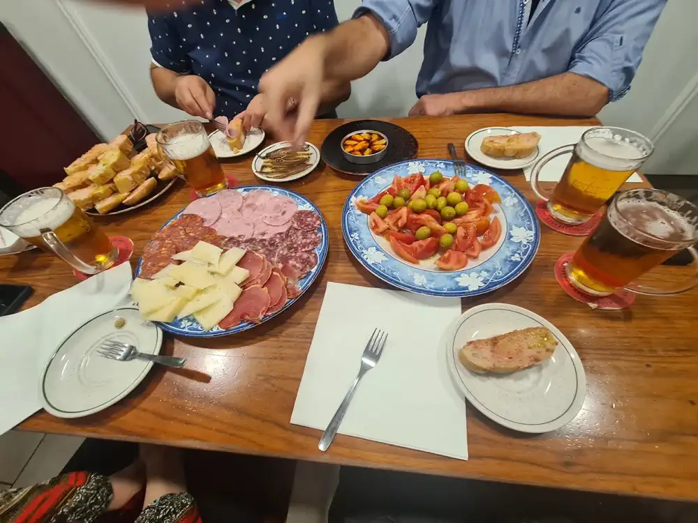 Tabla de embutidos y ensalada de tomate con cañas