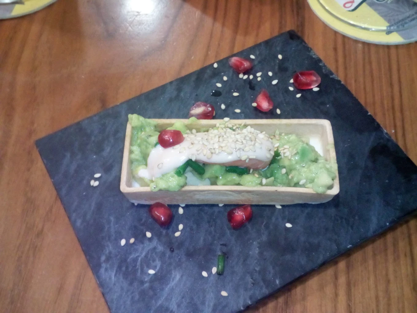 Tartaleta creativa con aguacate, vieira y granada