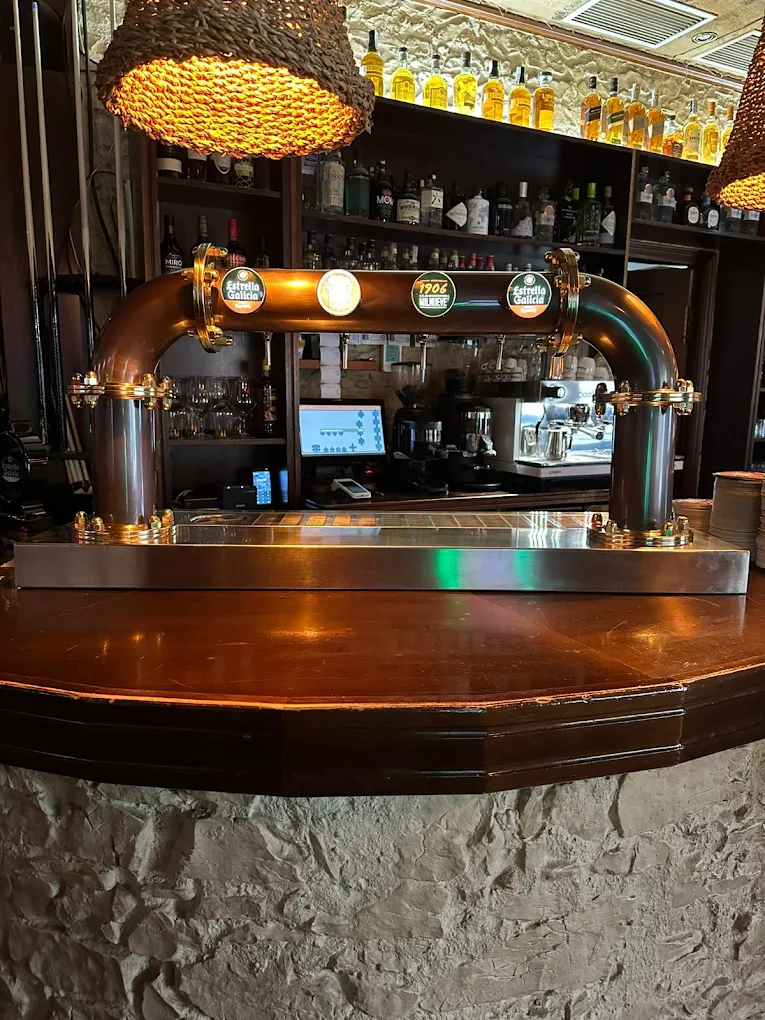 Barra de cobre con grifos de cerveza del Café Colonial