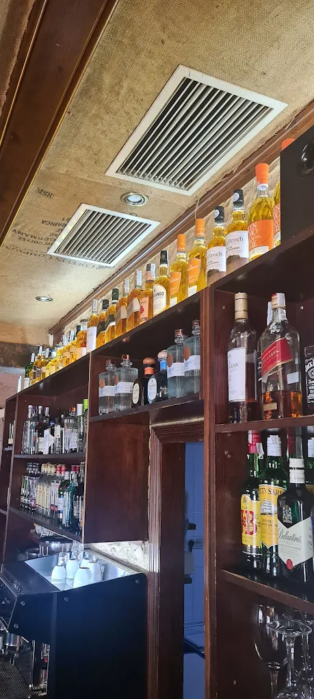 Estantería con amplia selección de whiskies y destilados