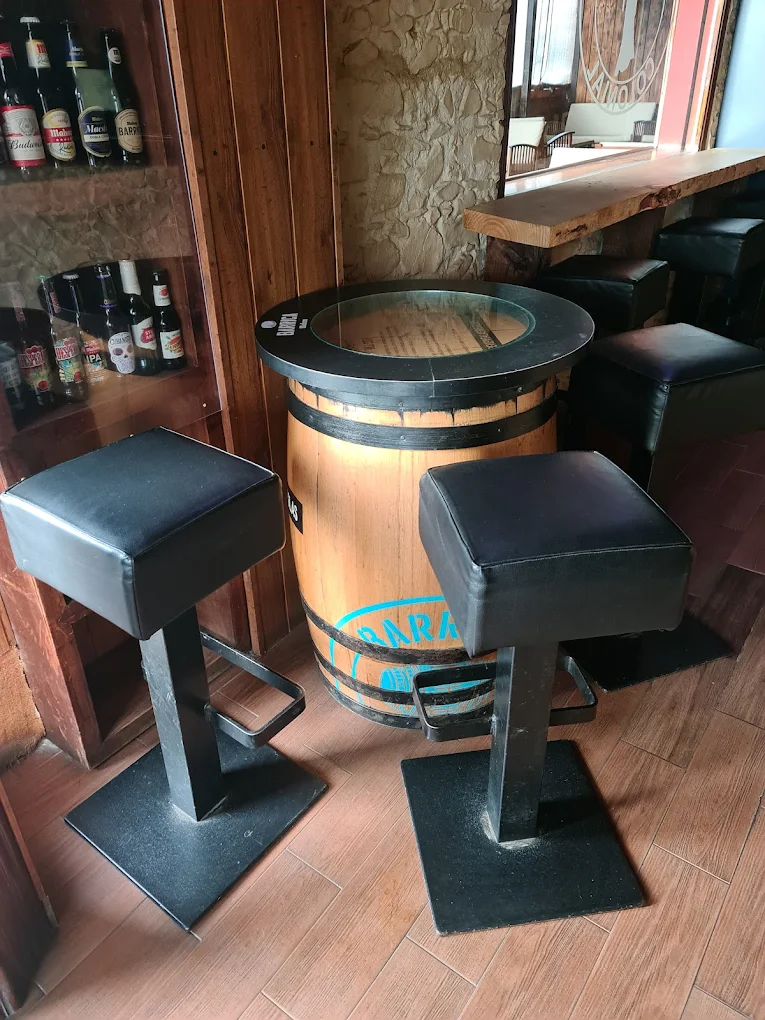Mesa barril con estantería de cervezas artesanas