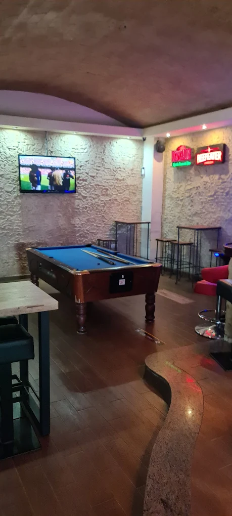 Sala de billar con pantallas de fútbol en el Café Colonial