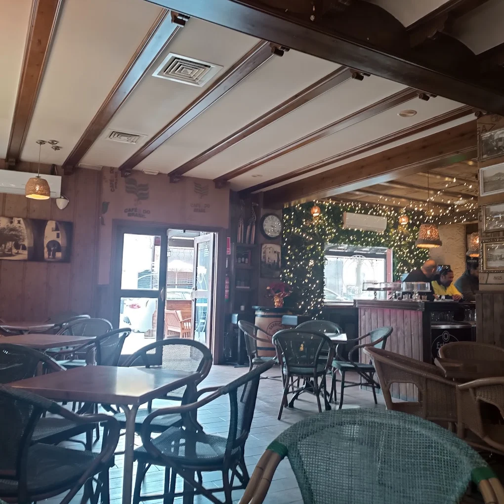 Sala interior del Café Colonial con vigas de madera