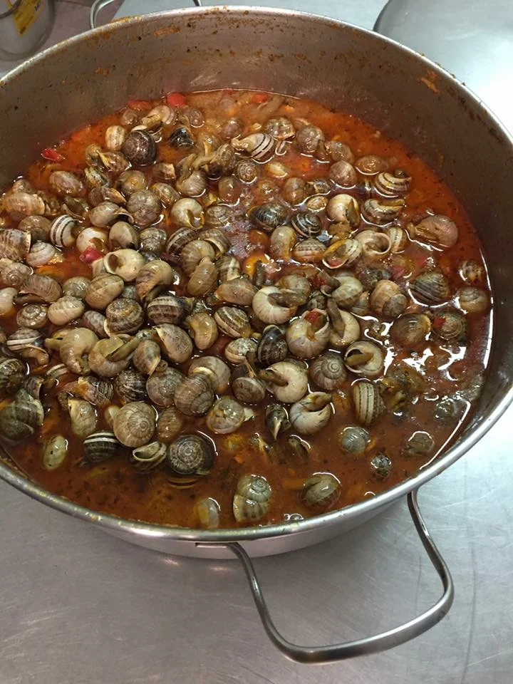 Caracoles en salsa, especialidad de Cafetería Chesa