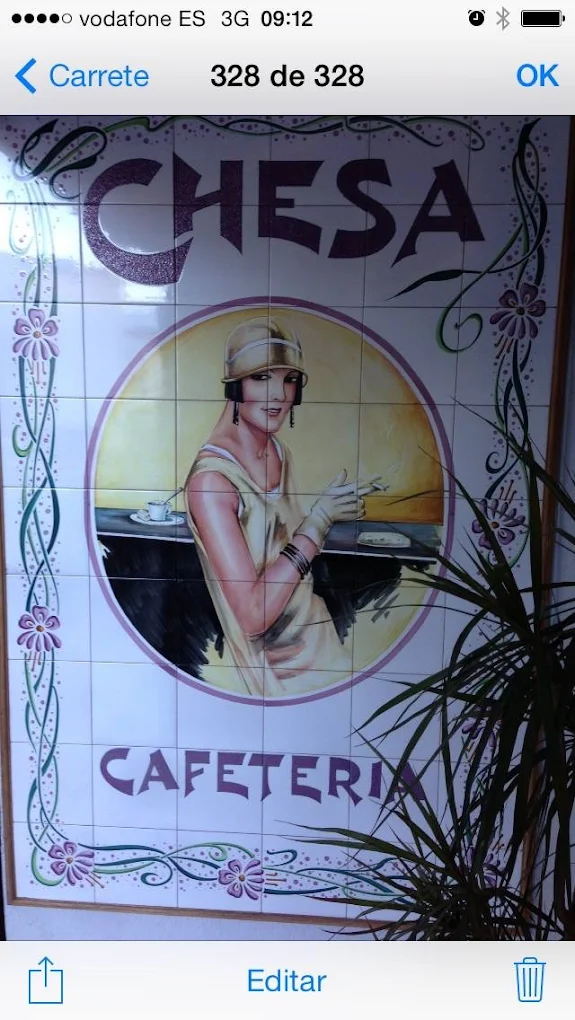 Mural de azulejos del rótulo de Cafetería Chesa
